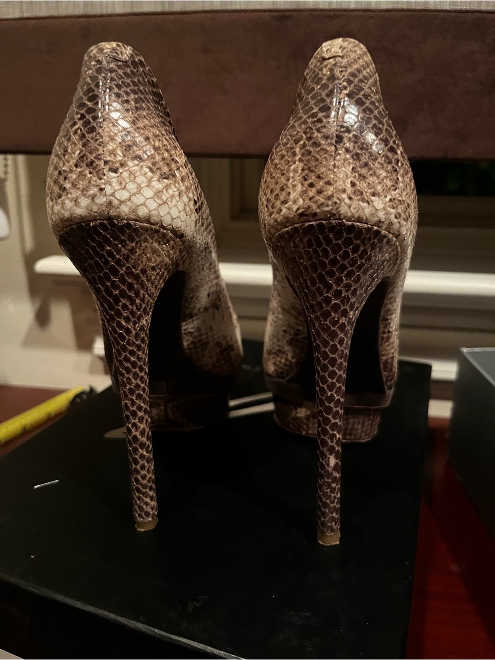Brian Atwood Taupe Snake-Print Peep-Toe Pumps sz 8.5 - Picture 3 of 9